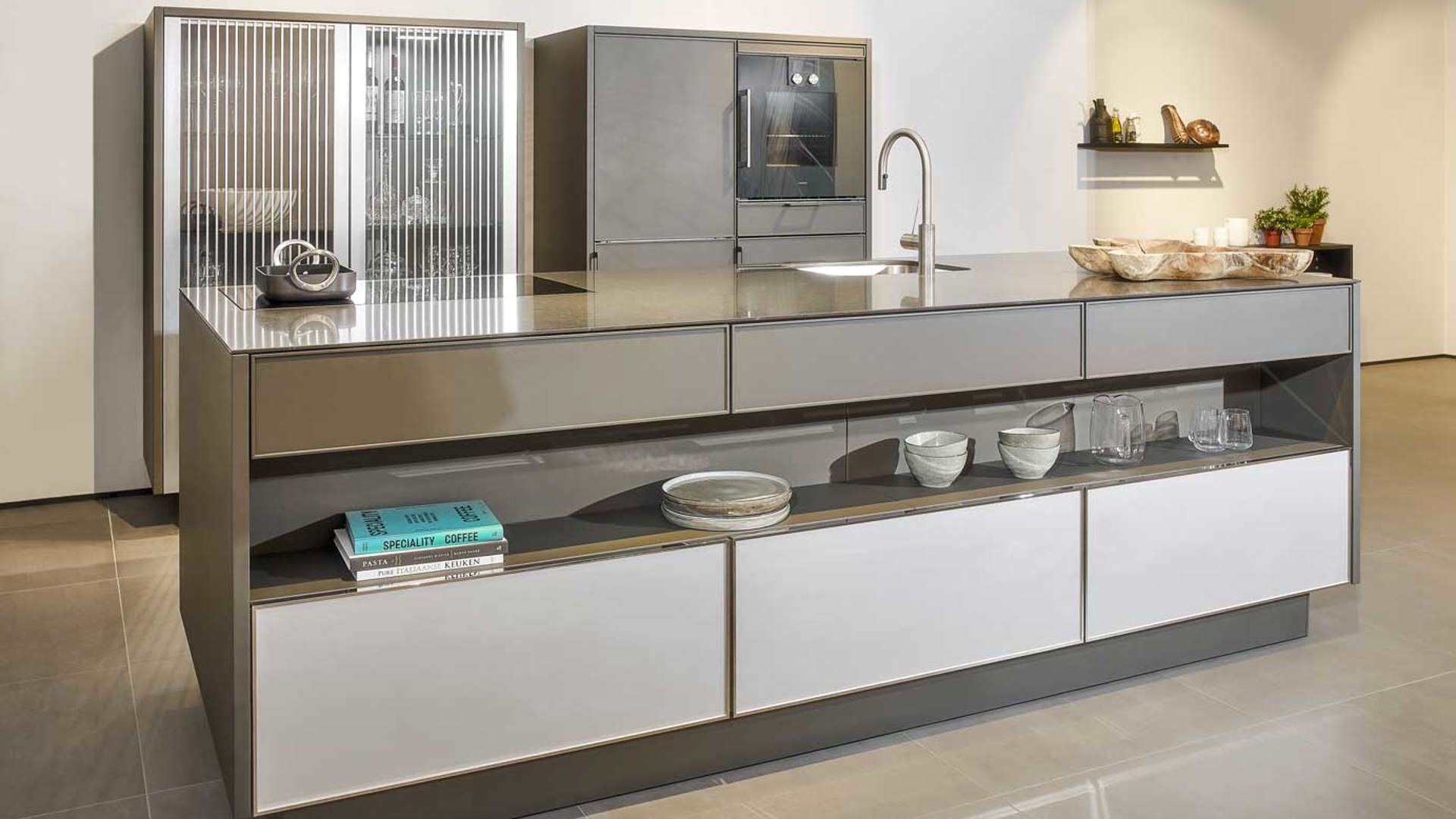 SieMatic kookeiland met kastenwand. Voorzien van Gaggenau apparatuur.