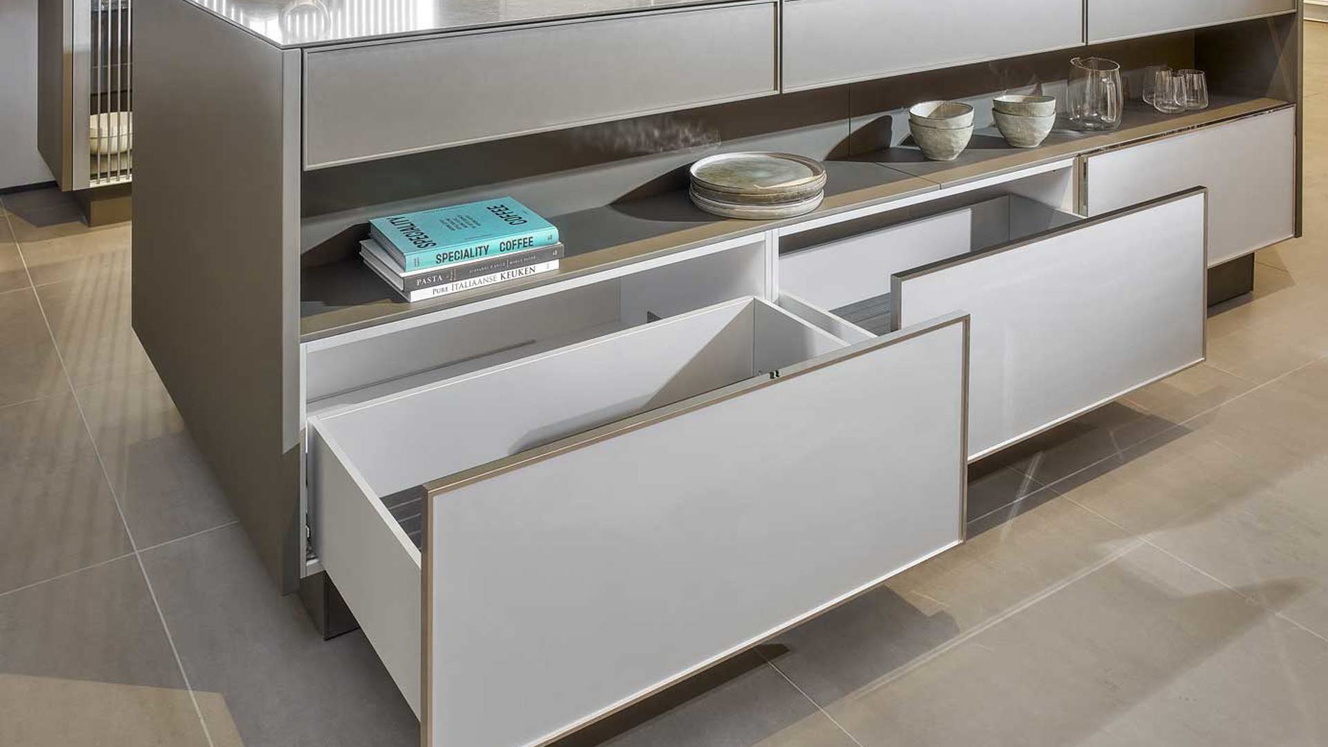 SieMatic kookeiland met grote laden en voorzien van Gaggenau apparatuur
