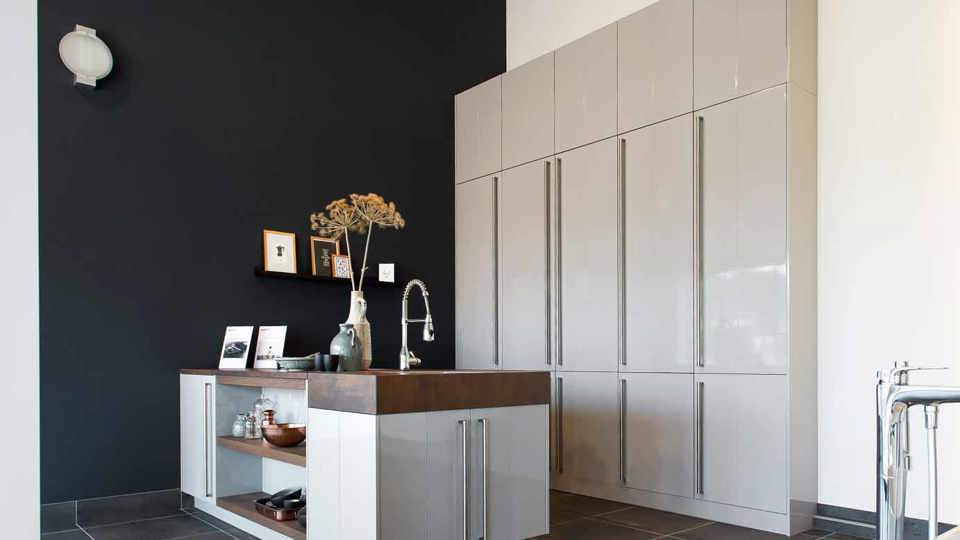 Design keukeneiland met kastenwand op maat gemaakt