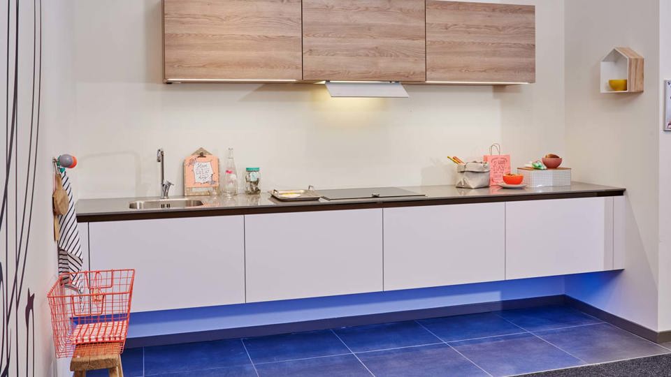 Greeploze design keuken met zwevende onderkasten