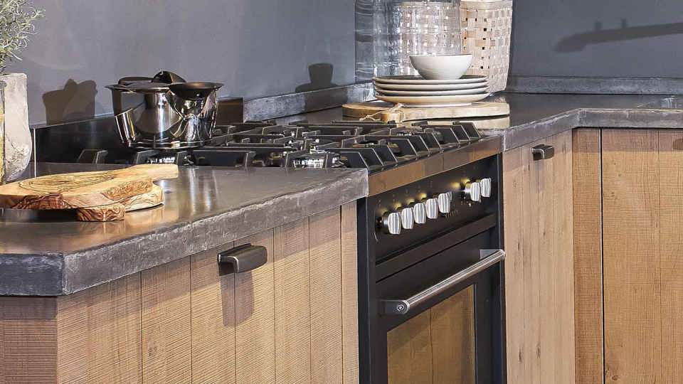 Industriële keuken van hout met fornuis en betonnen aanrechtblad
