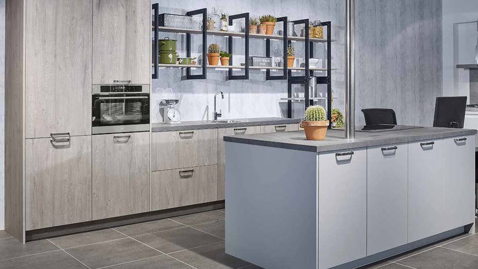 Industriële keuken met eiland en rechte keuken met hoge kasten