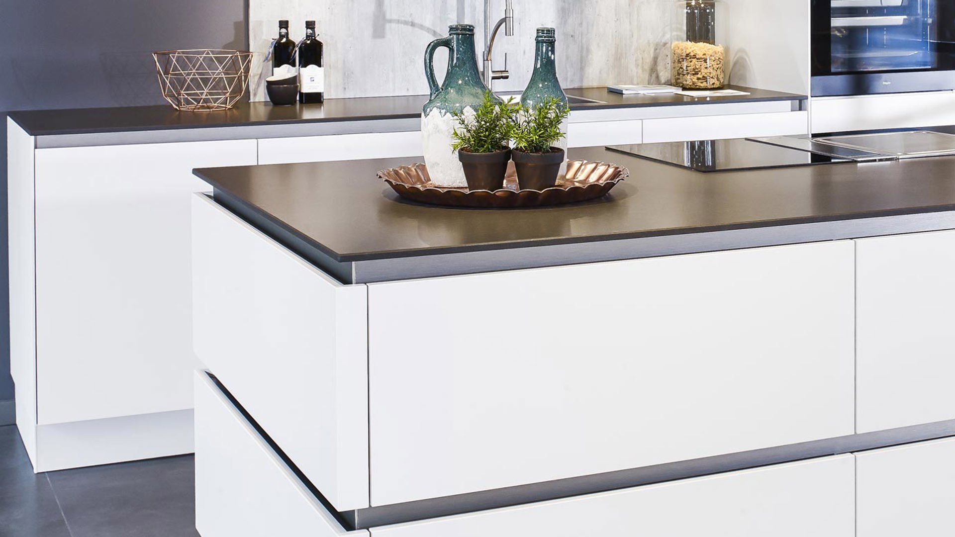 Moderne greeploze keuken met eiland