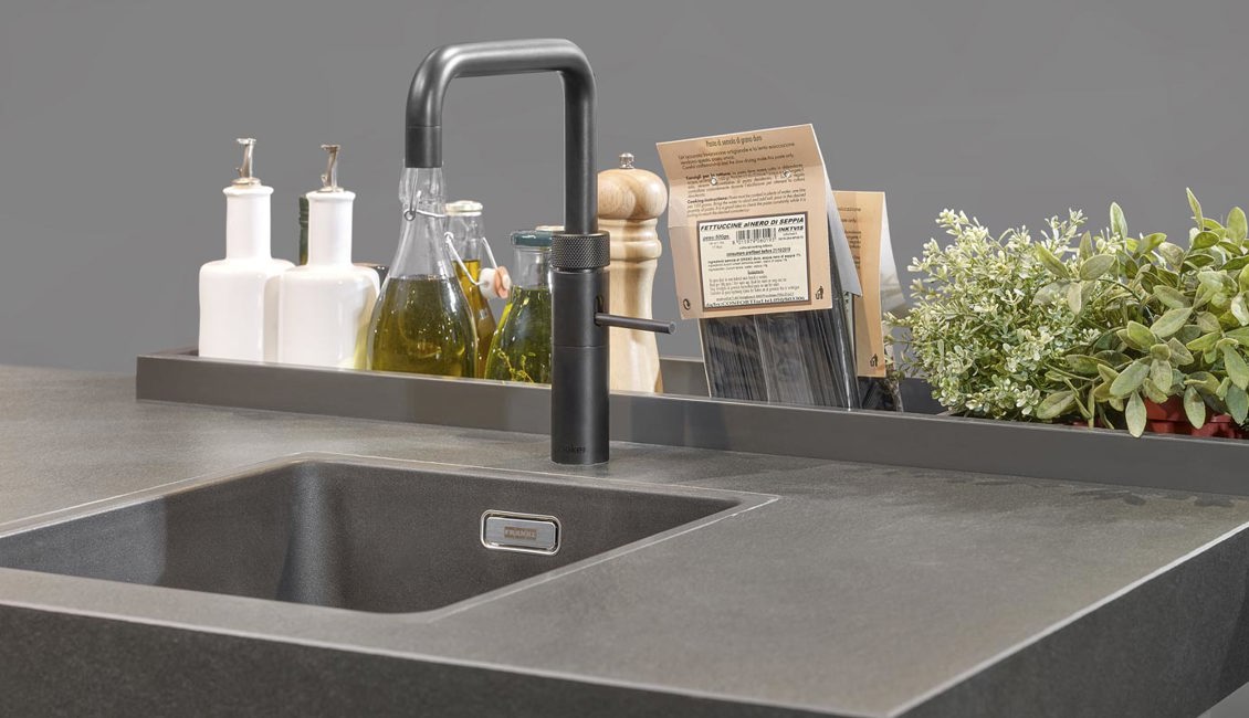 SieMatic keukeneiland in Urban stijl, met zwarte fronten en zwart keramiek werkblad