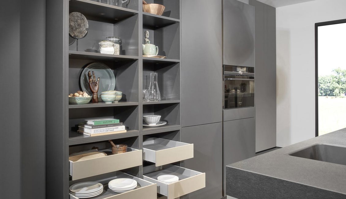 SieMatic keukeneiland met kastenwand voorzien van open lades