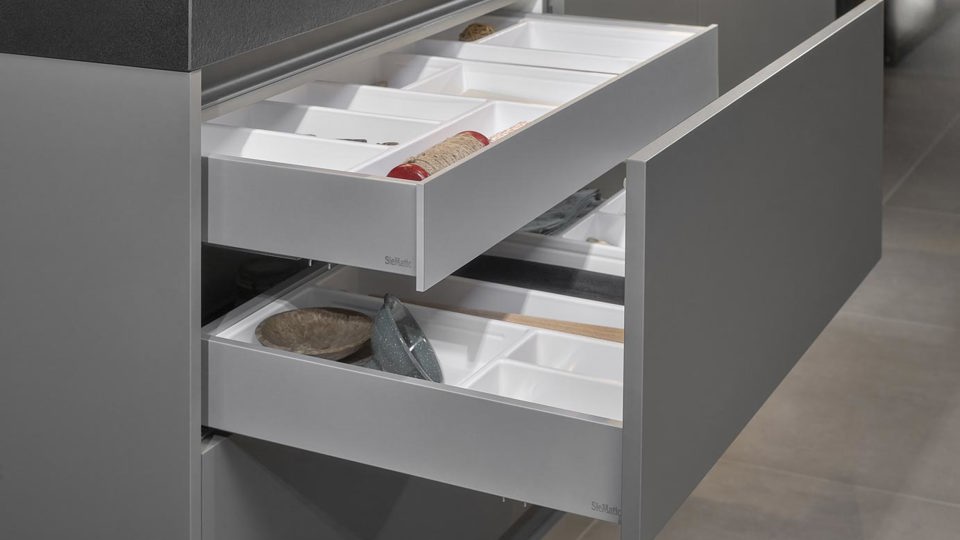 SieMatic eiland met greeploos front en keramiek werkblad