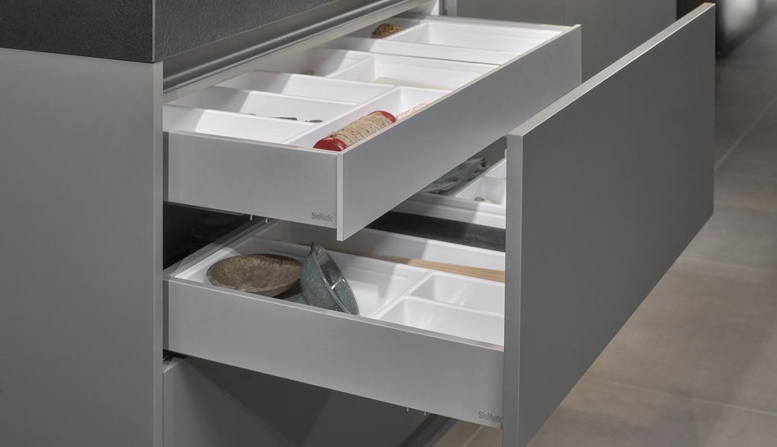 SieMatic eiland met greeploos front en keramiek werkblad