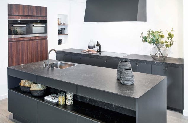 Luxe industriële eiland keuken met donkere fronten in carbon kleur en keramiek aanrechtblad