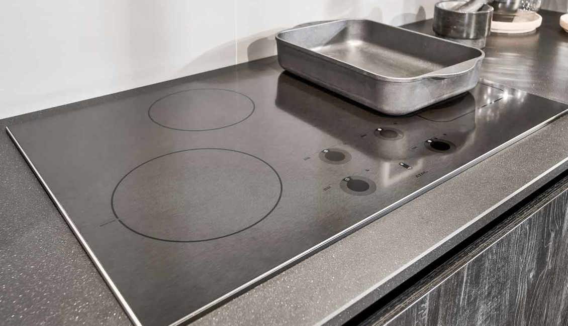 Deze industriële hoekkeuken heeft een ATAG inductiekookplaat