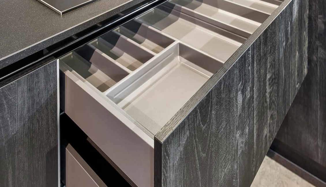 Zwarte industriële keuken met ruime lades