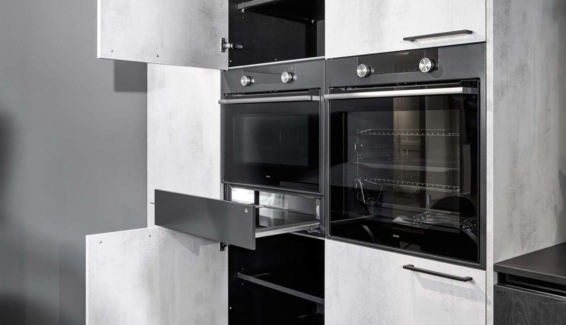 Industriële keuken met betonlook fronten en met een ATAG warmhoudlade.