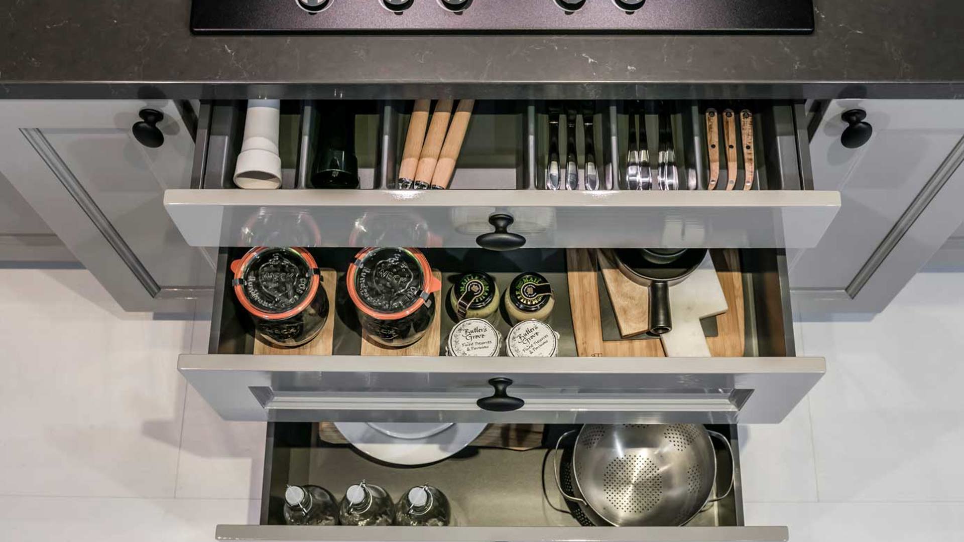 De laden van Residentic keuken zijn van Blum