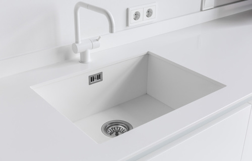 Greeploos design keuken met ton sur ton kleuren in wit