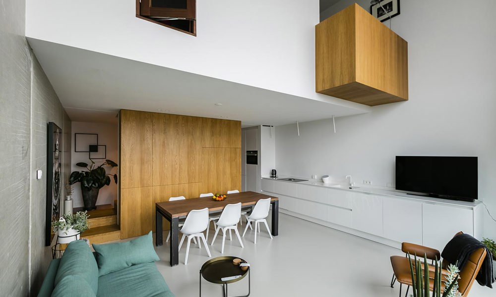 Greeploze design keuken met hout-kleur interieur