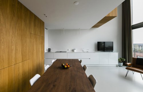 Greeploze design keuken met hout-kleur interieur