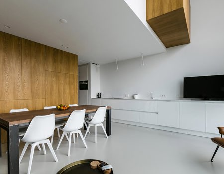 Greeploze design keuken met hout-kleur interieur