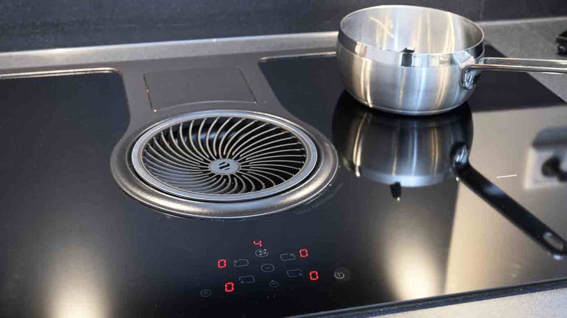 Moderne keuken Lepelstraat met afzuiging in kookplaat