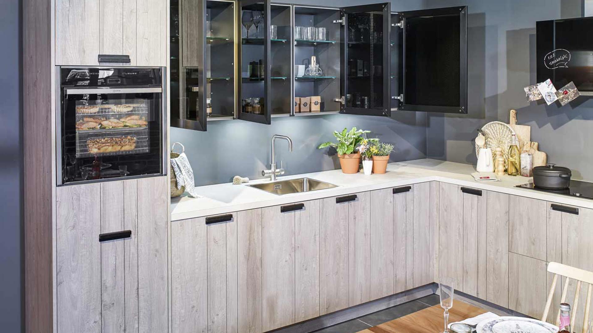 Houten keuken in industriële stijl, met betonlook werkblad en donkere bovenkasten