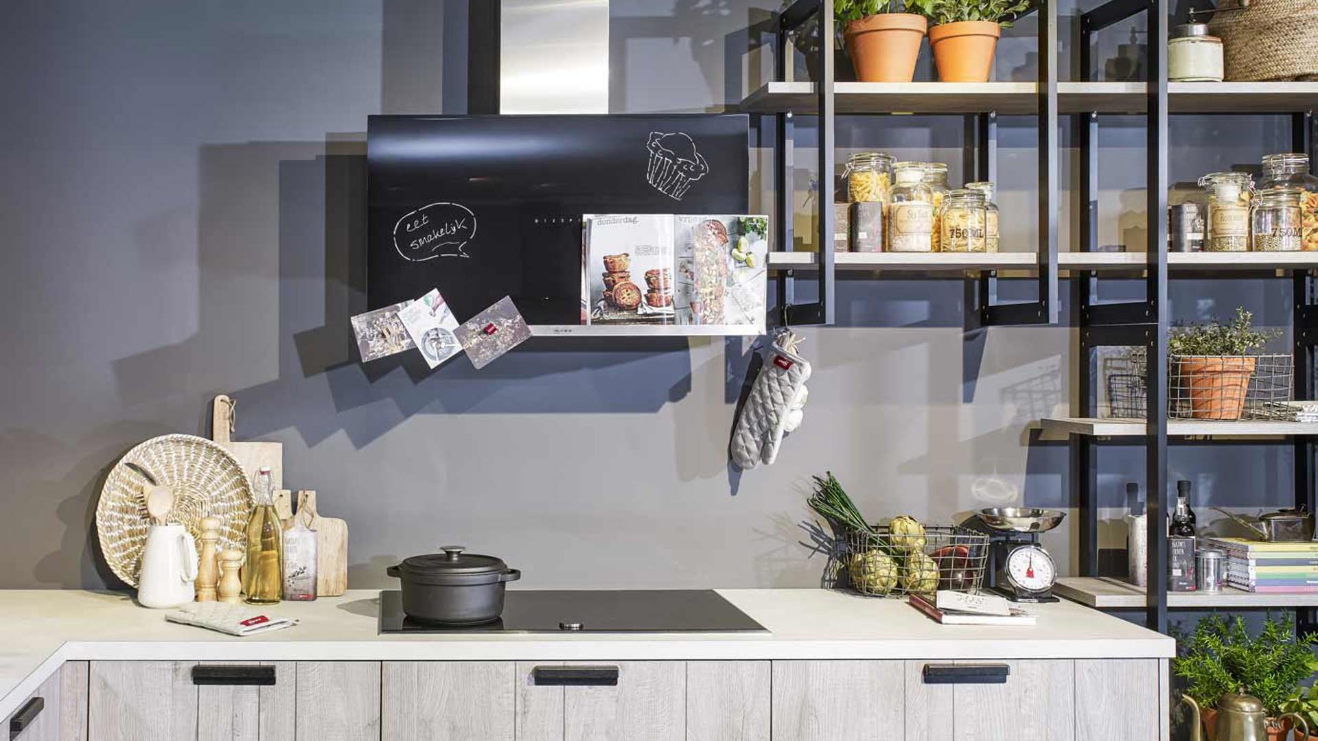 Industriële houten keuken met ijzeren wandrekken en donkere achterwand