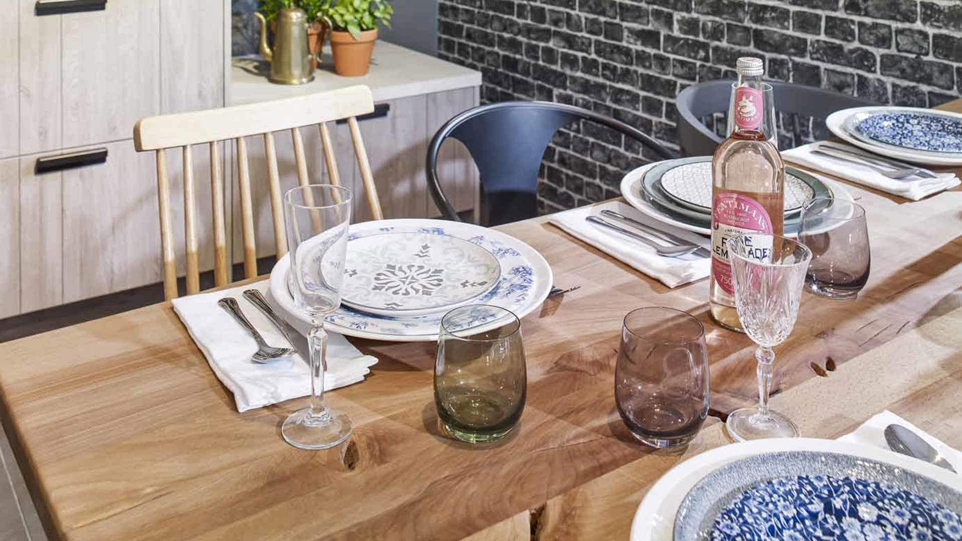 Bijpassende accessoires in deze industriële houten keuken