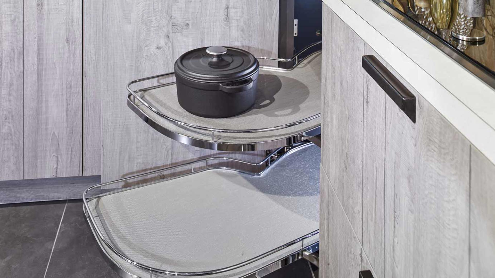 Deze keuken heeft een Le Mans kast systeem in de hoek