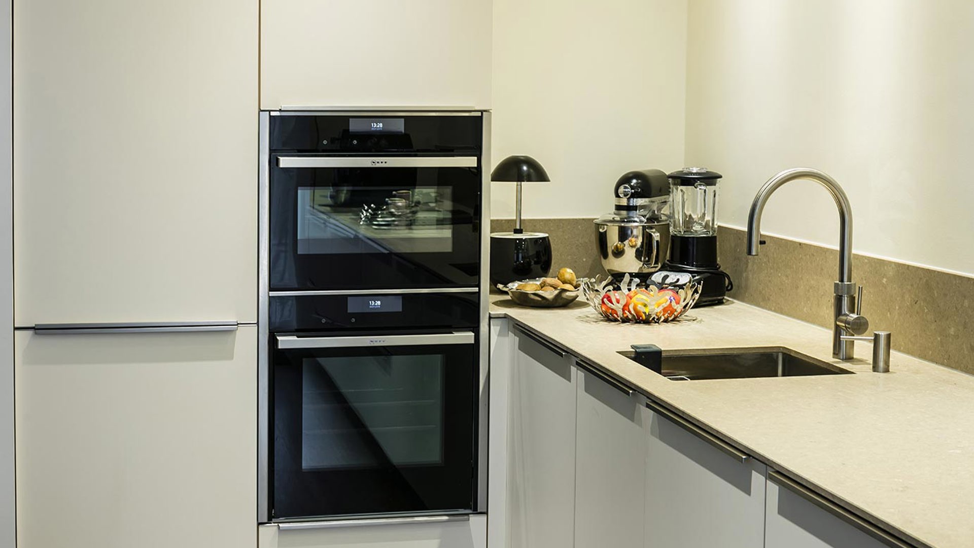 Witte hoekkeuken Haarlem, NEFF sous-vide oven