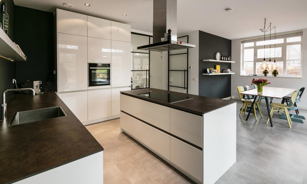 Keuken met kookeiland in Bloemendaal