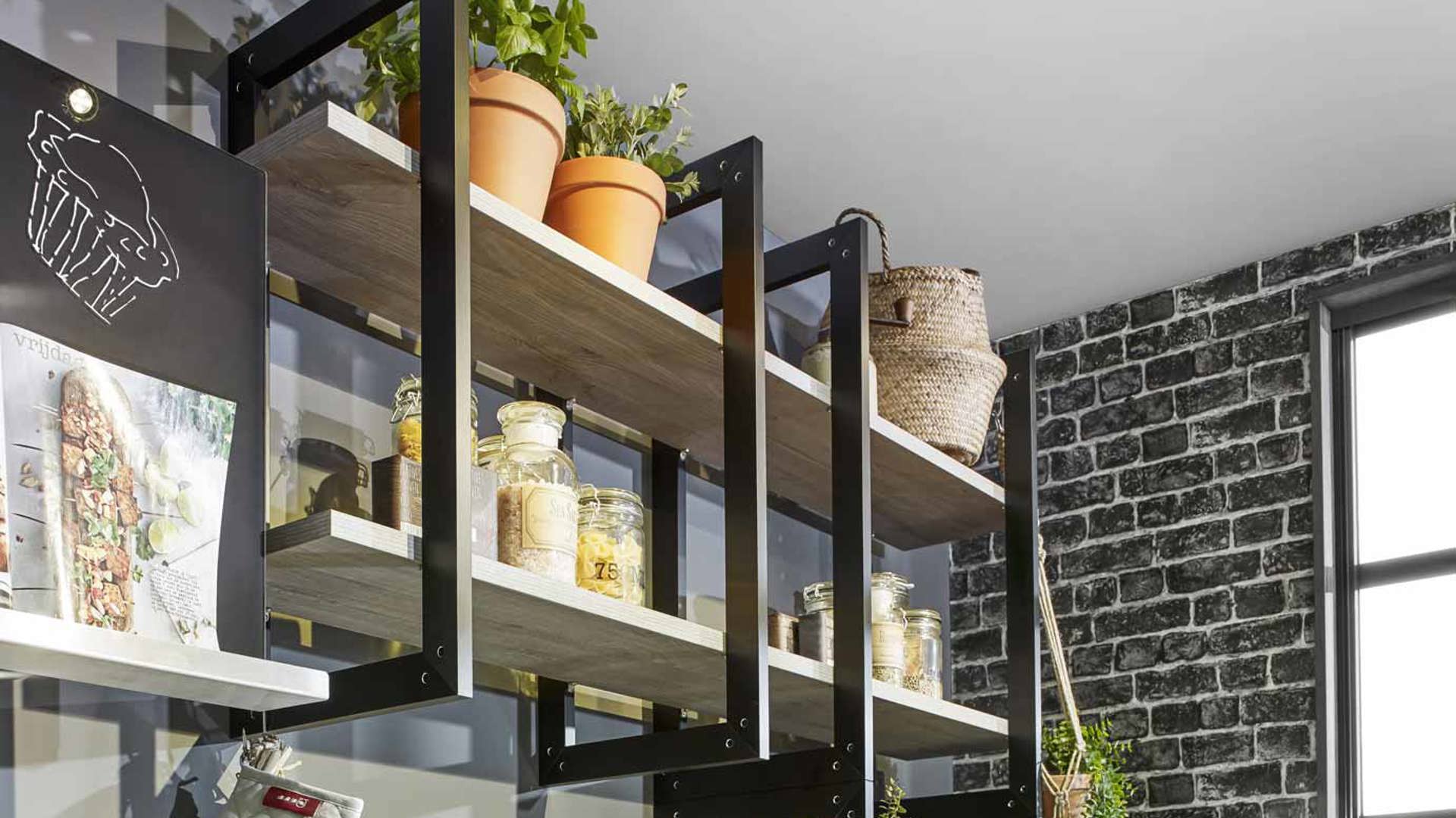 Complete keuken in industriële stijl, met ijzeren wandrekken en steenbehang