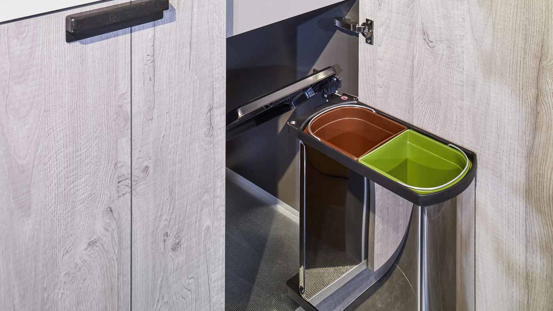 Industriële keuken met houten fronten, de afvalemmer is weggewerkt in spoelkast