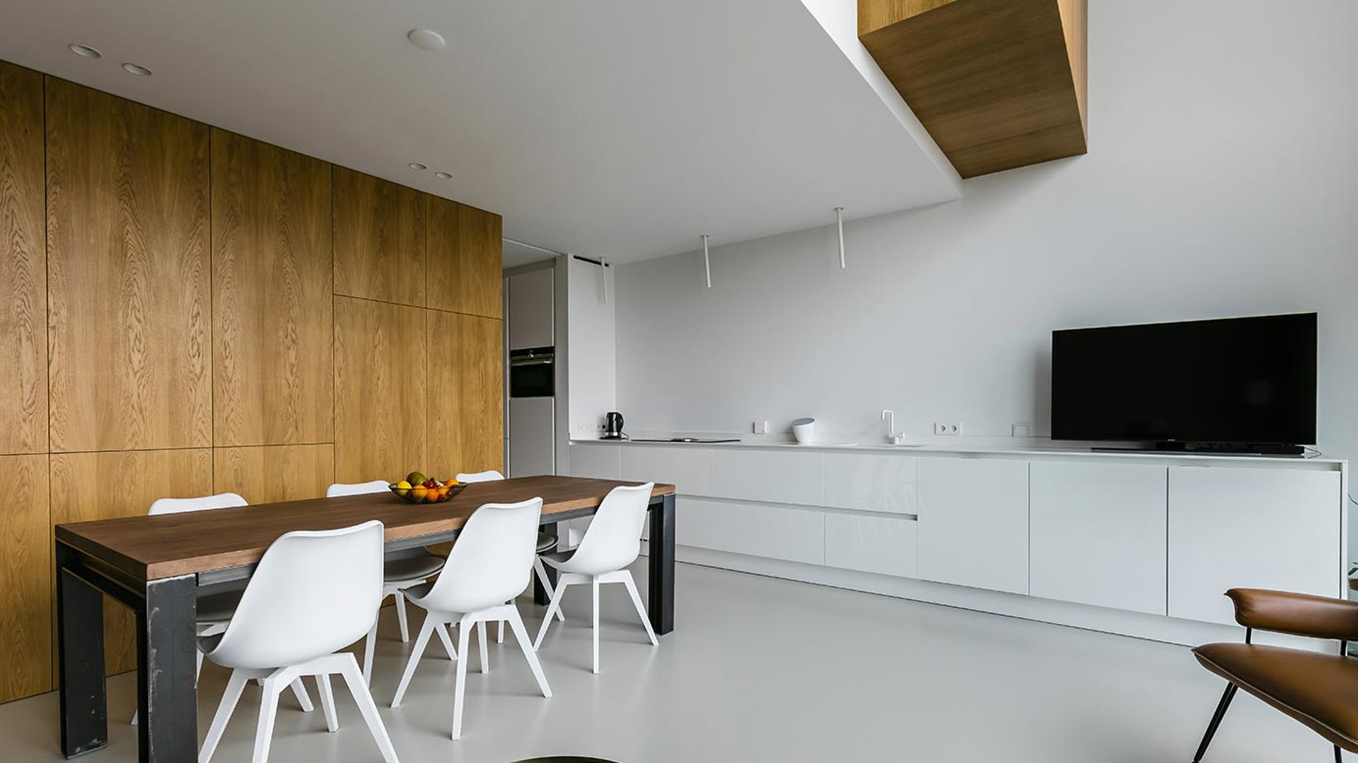 Greeploos design keuken met hout-kleur interieur, de keuken als een meubelstuk