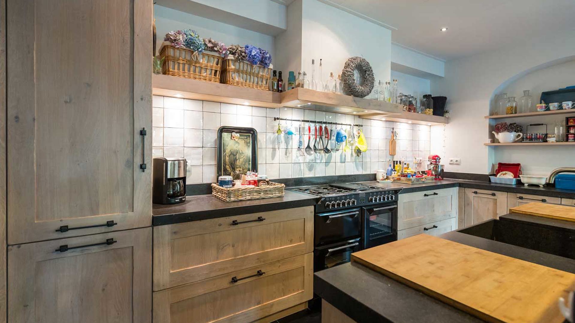 Houten keuken met eiland in landelijke stijl