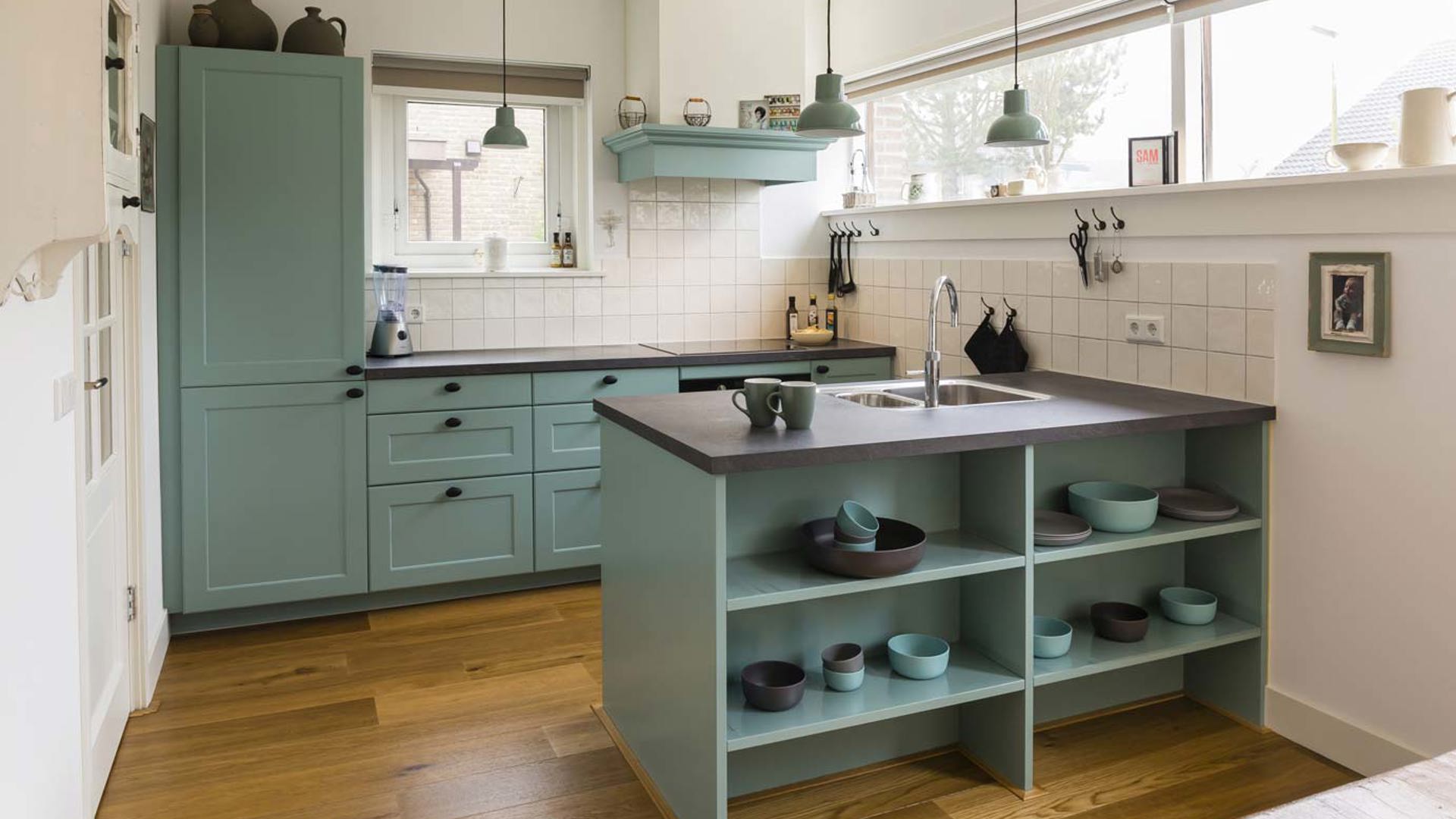 Landelijk kookeiland in de kleur blauw groen
