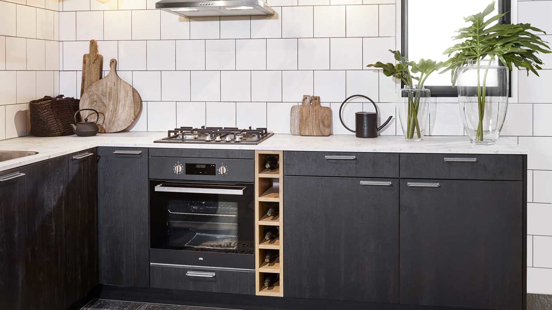 Zwarte Scandinavische keuken in hoekopstelling, met tegel achterwand