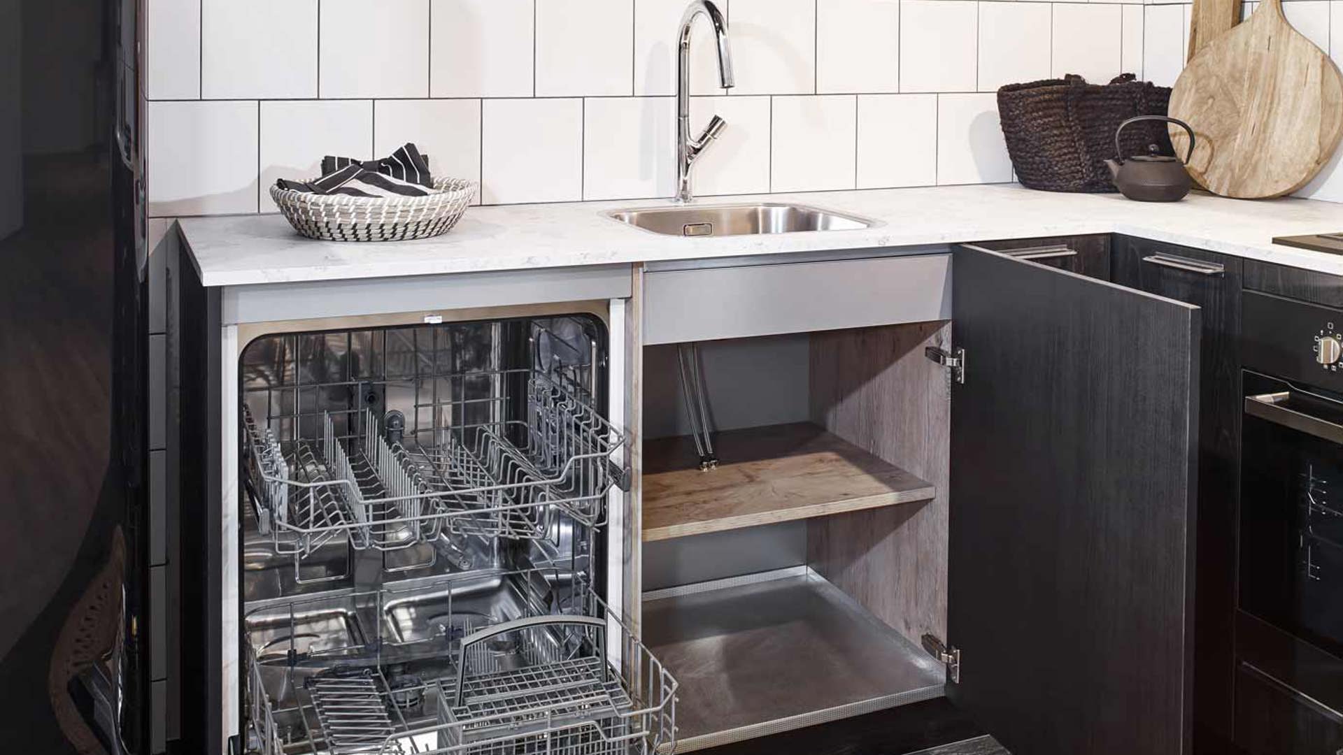 Zwarte Scandinavische keuken in de kleuren zwart en wit, inclusief apparatuur
