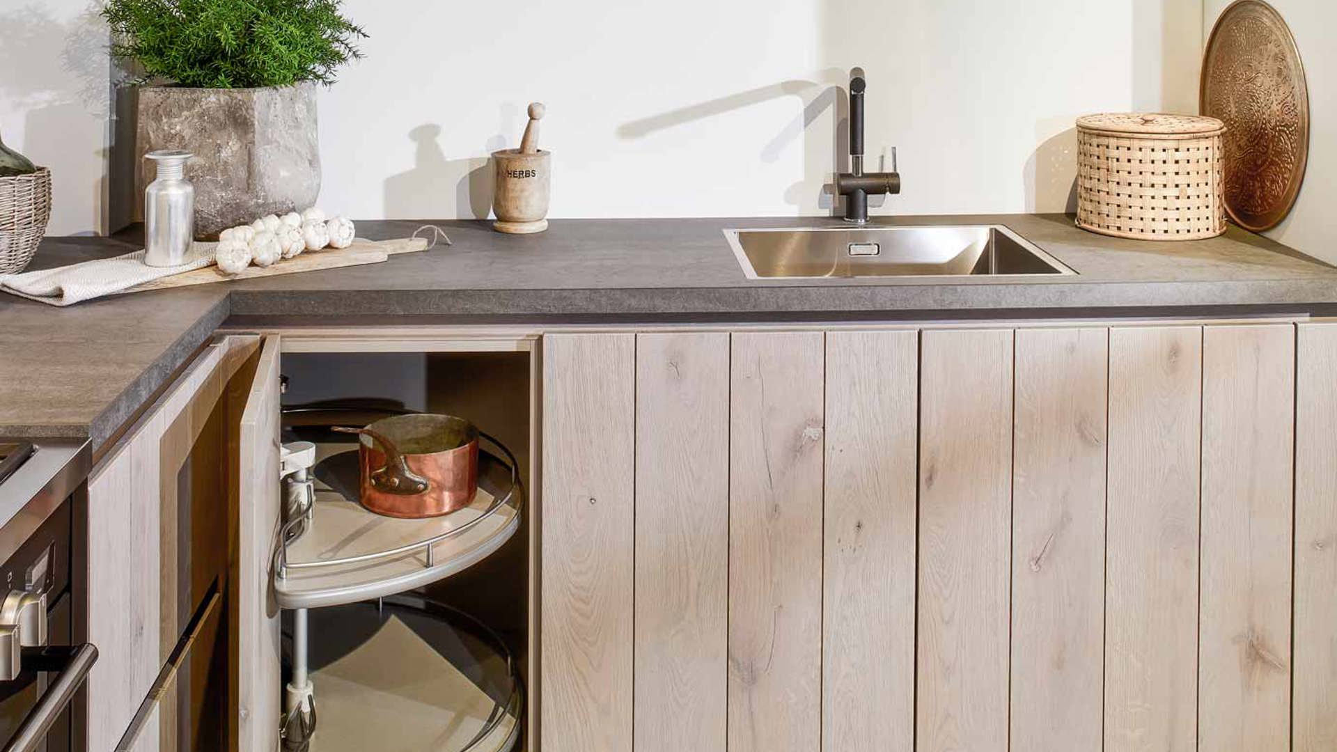 Eiken keuken met keramiek werkblad in betonlook