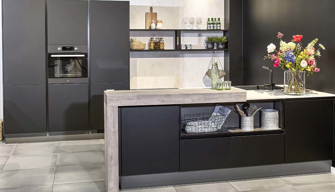 Zwarte kookeiland in moderne stijl met kastenwand en bar