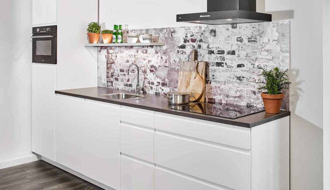 Rechte witte keuken met greeploos front