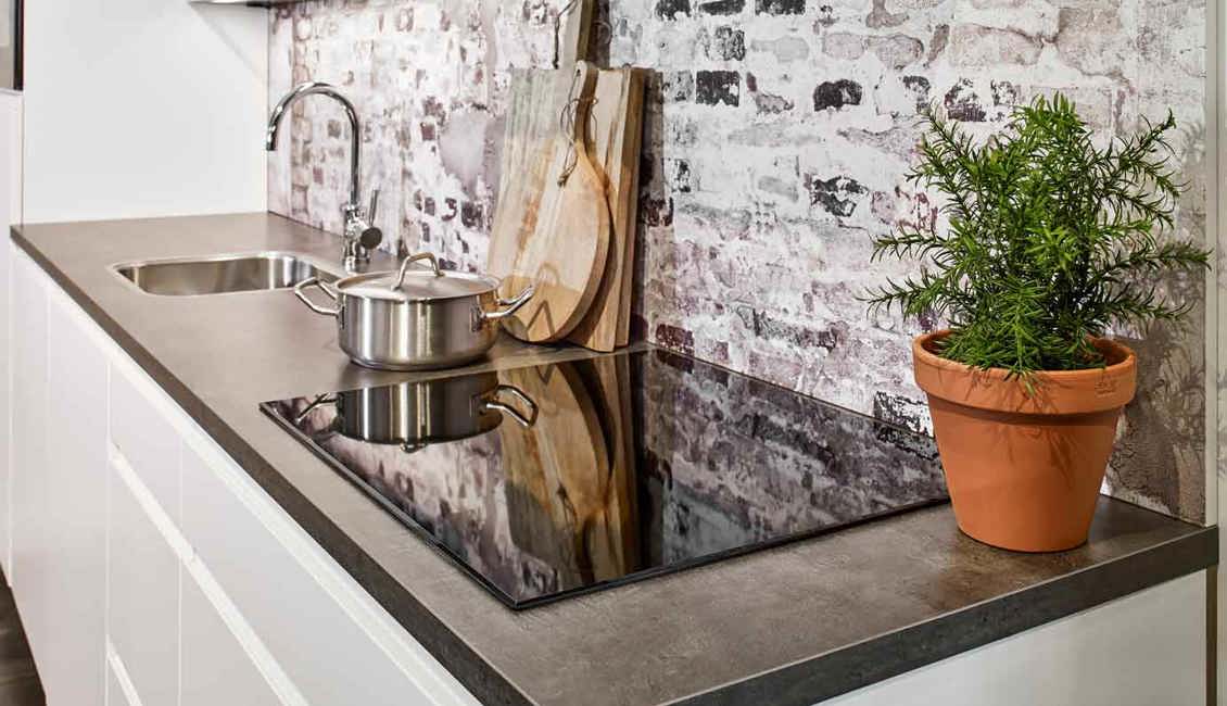 Rechte witte keuken met donker werkblad in de kleur betonlook