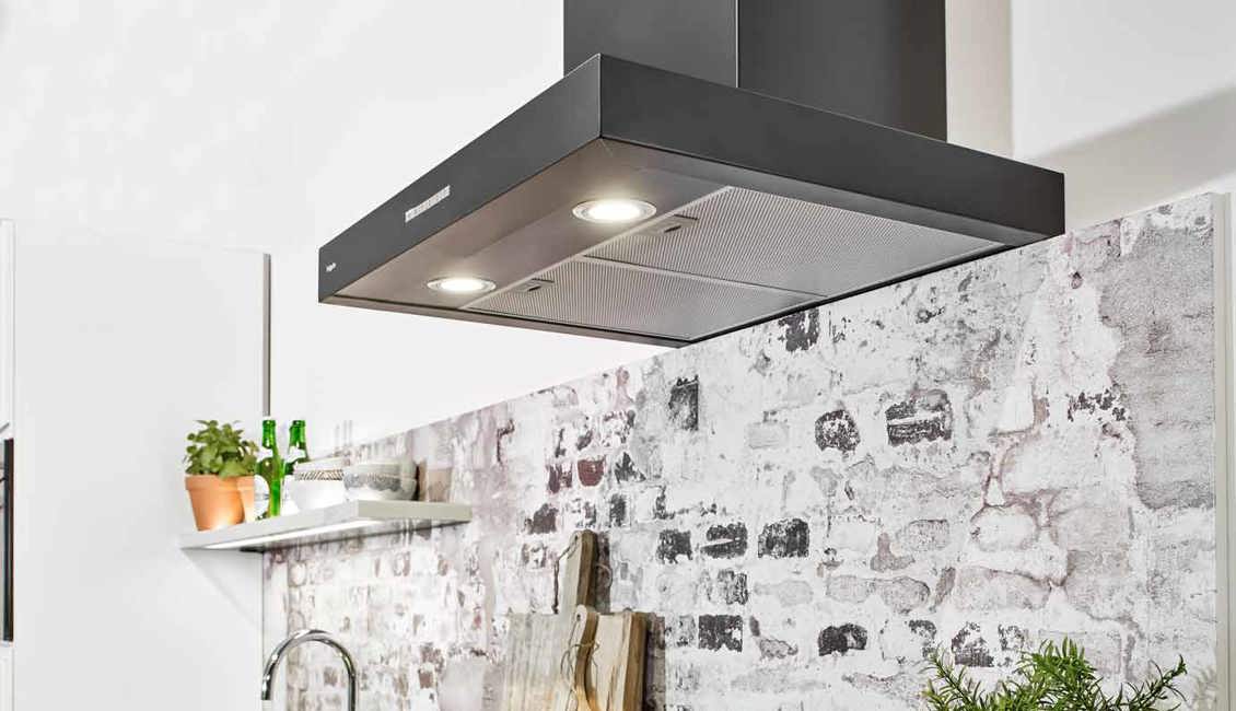 Deze witte keuken heeft zwarte apparatuur