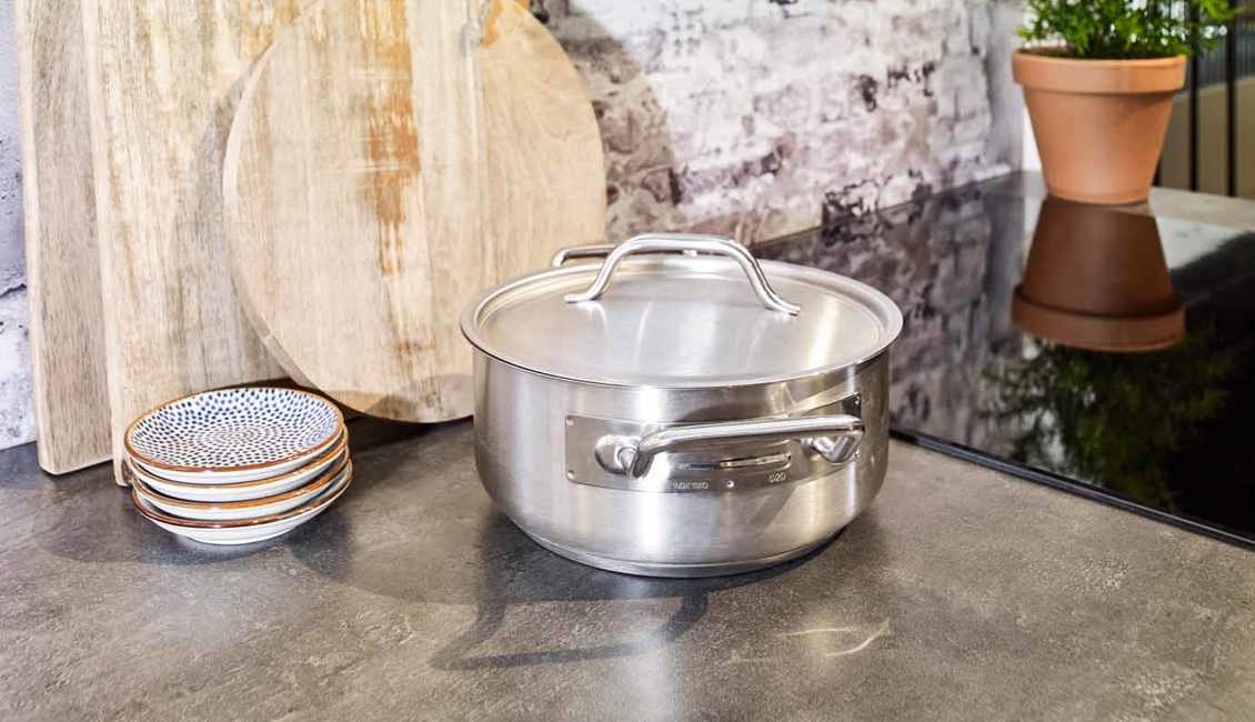 Rechte witte keuken met een betonlook aanrechtblad
