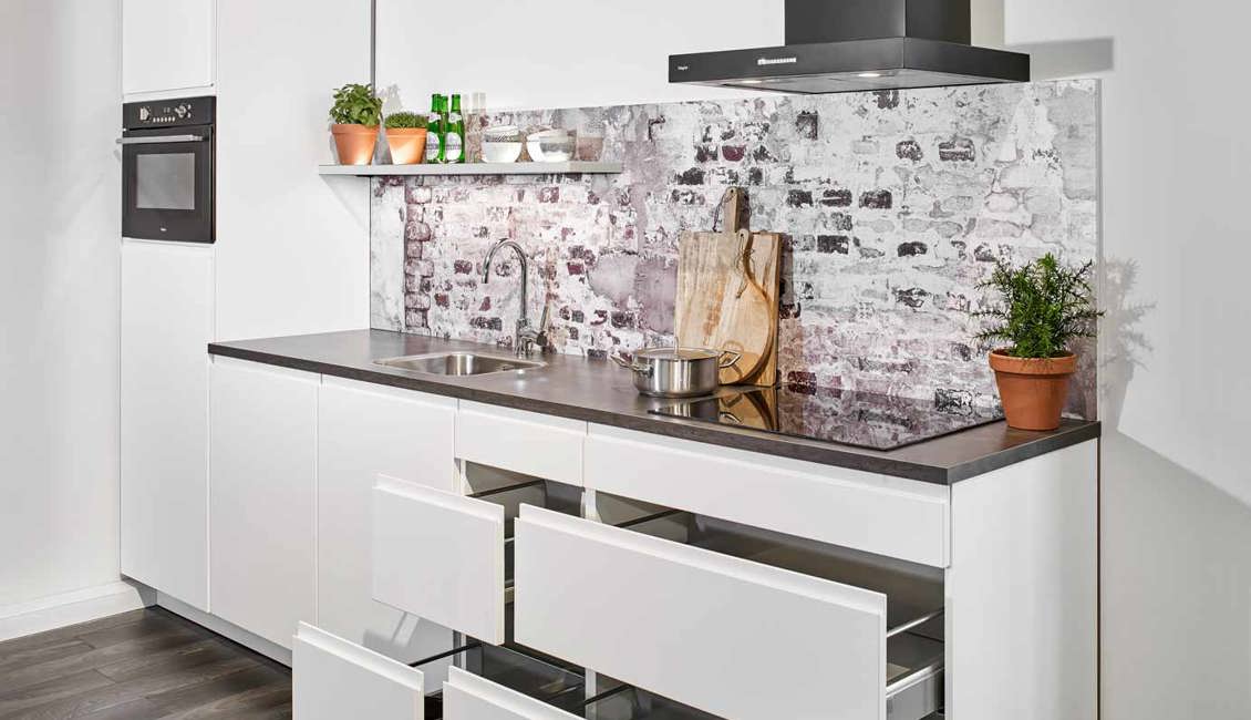 Witte Scandinavische keuken met ruime laden die volledig open kunnen