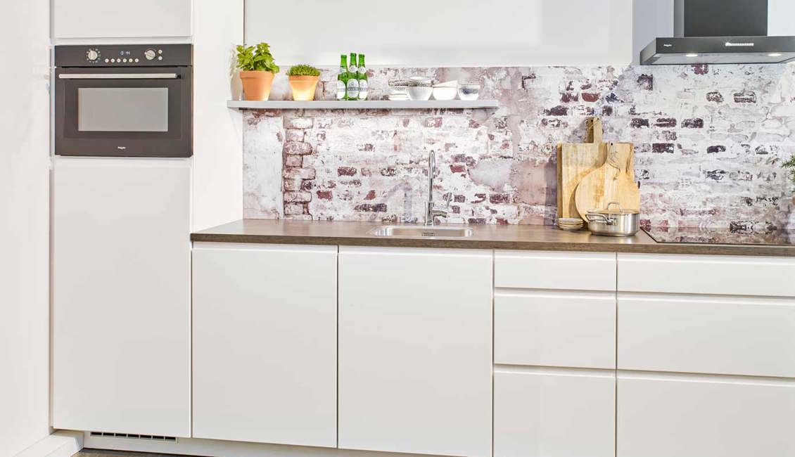 Witte rechte keuken met greeploze fronten