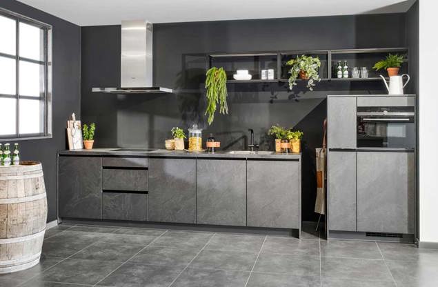 Leisteen grijze keuken met kastenwand, passend in de industriële stijl