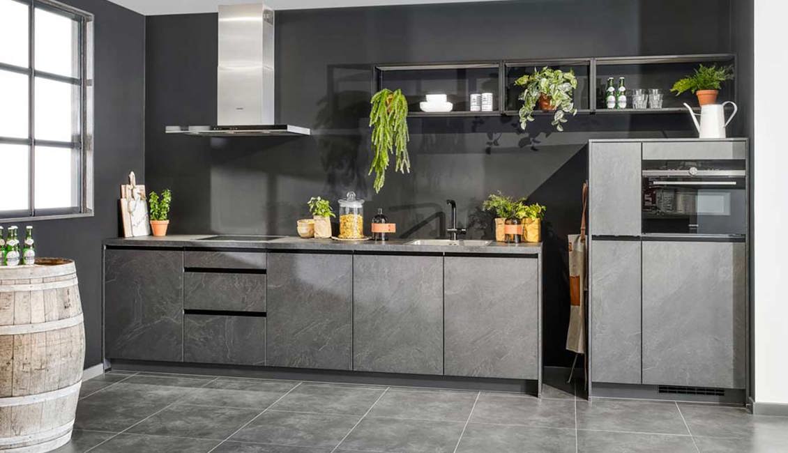 Leisteen grijze keuken met kastenwand, passend in de industriële stijl