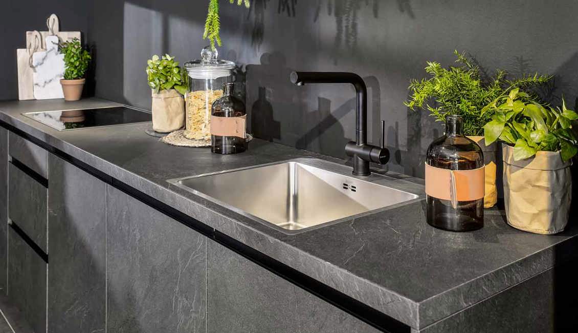 Leisteen grijze keuken met een bijzonder fraaie ton-sur-ton kleurstelling