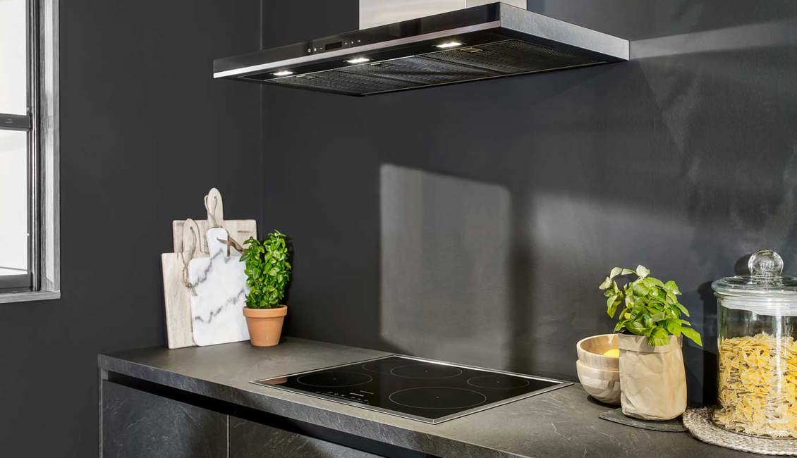 Leisteen grijze keuken in industriële stijl