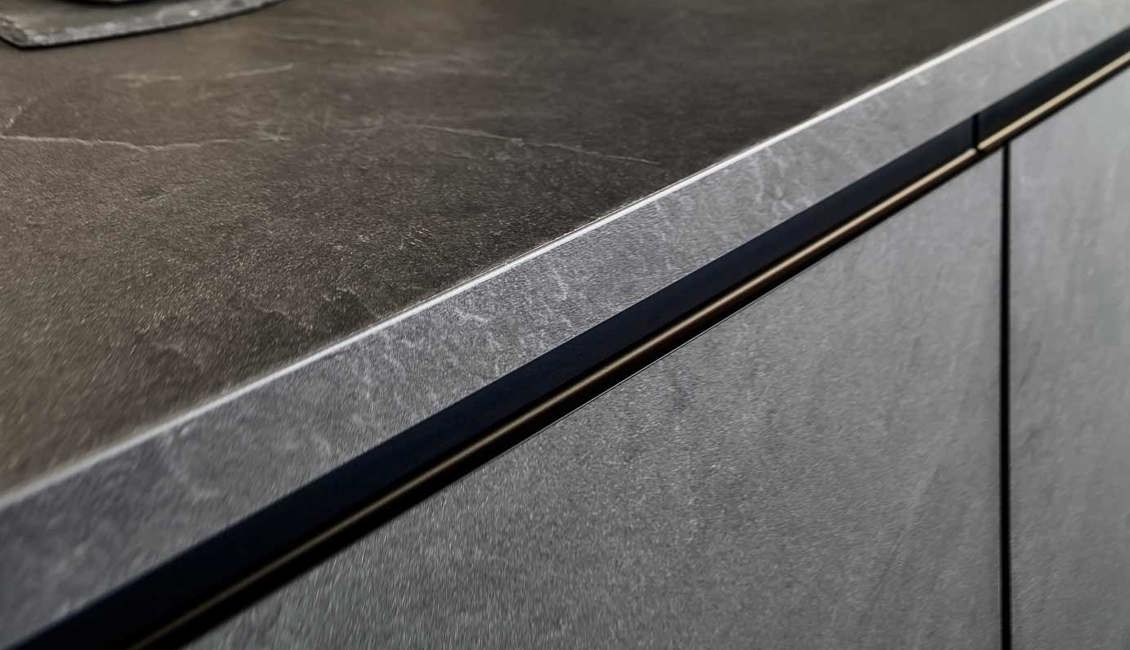 Leisteen grijze keuken in ton-sur-ton kleuren
