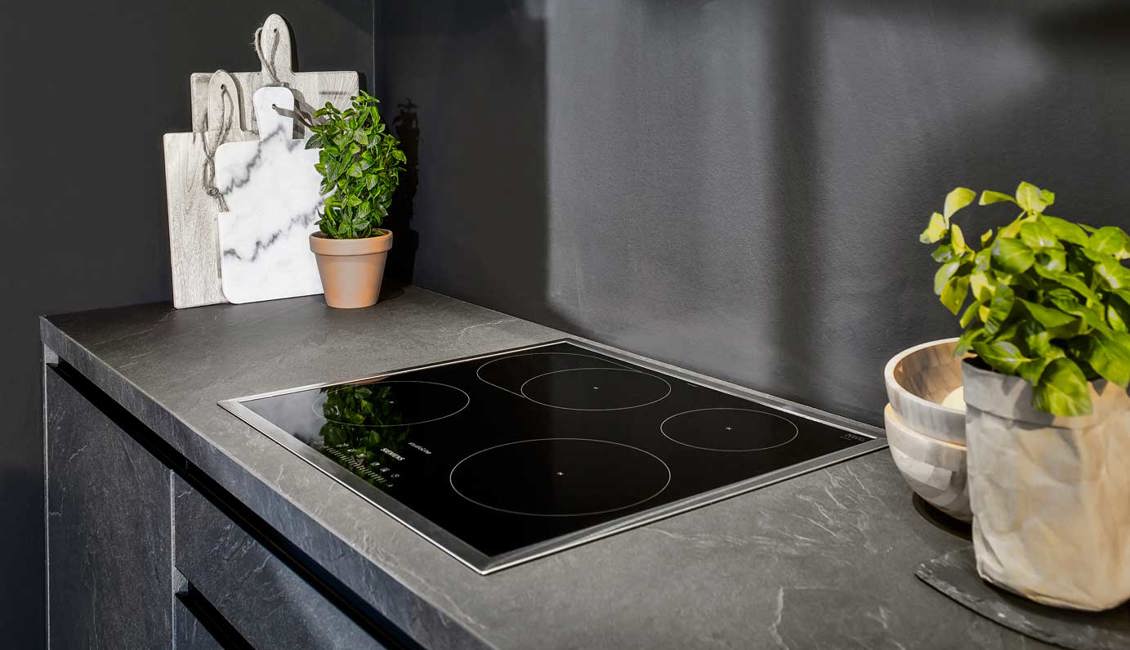 Leisteen grijze keuken met apparatuur van Siemens