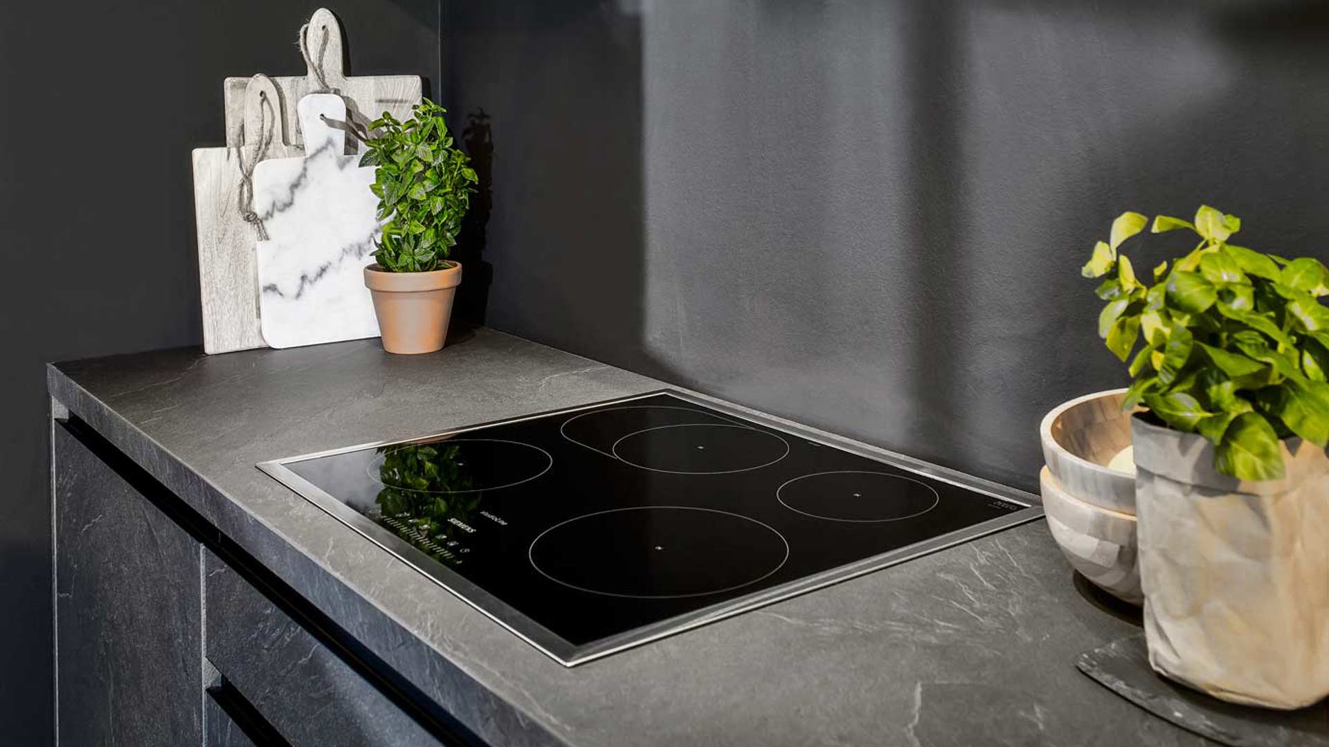 Leisteen grijze keuken met apparatuur van Siemens