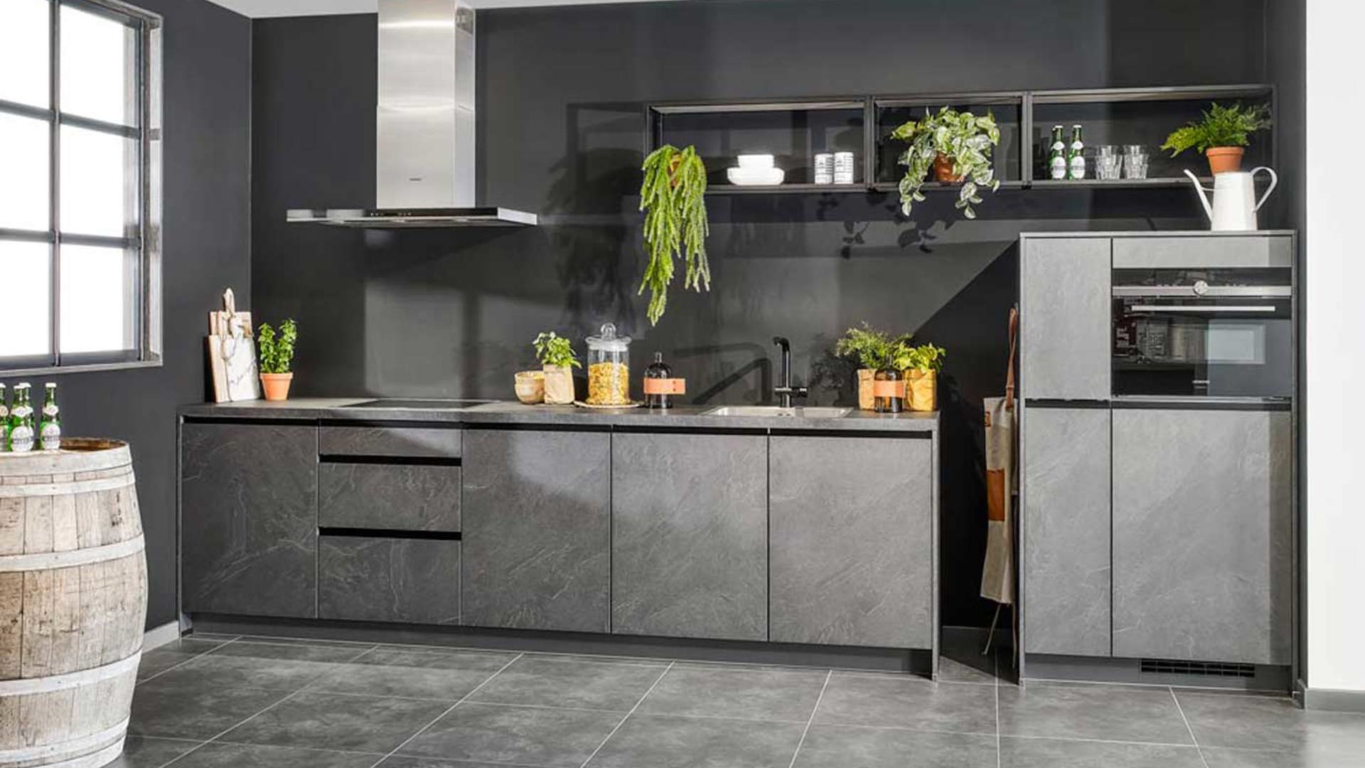 Leisteen grijze keuken met kastenwand